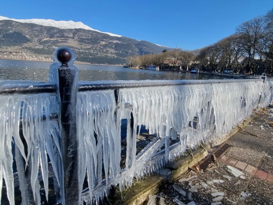 Κακοκαιρία «Ελπίς»: «Γλυπτά» από πάγο στη λίμνη των Ιωαννίνων και στον κάμπο της Αργολίδας - Δείτε φωτογραφίες