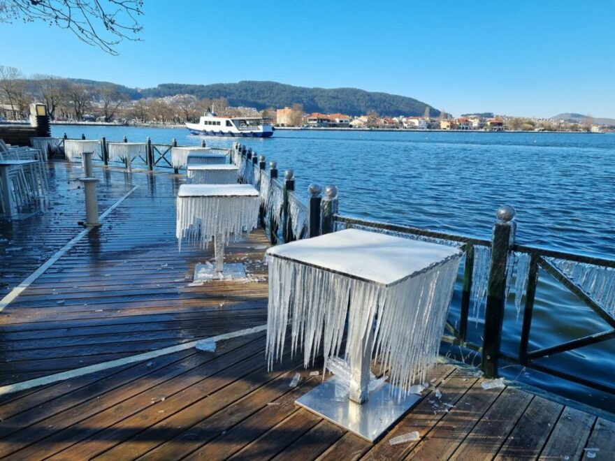 Κακοκαιρία «Ελπίς»: «Γλυπτά» από πάγο στη λίμνη των Ιωαννίνων και στον κάμπο της Αργολίδας - Δείτε φωτογραφίες