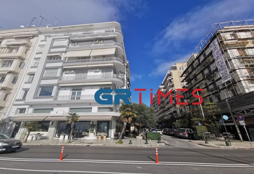Βιασμός στη Θεσσαλονίκη: Τεράστιο πανό υπέρ της Γεωργίας Μπίκα απέναντι από το «Αχίλλειον»