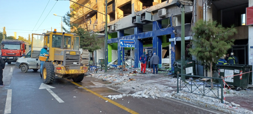 Λεωφόρος Συγγρού: Παραμένει κλειστή - Ελέγχουν τζαμαρίες και το δίκτυο φυσικού αερίου μετά την έκρηξη