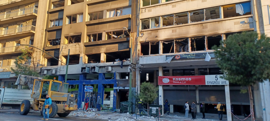 Λεωφόρος Συγγρού: Παραμένει κλειστή - Ελέγχουν τζαμαρίες και το δίκτυο φυσικού αερίου μετά την έκρηξη