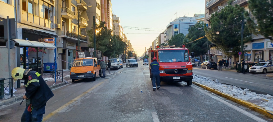 Λεωφόρος Συγγρού: Παραμένει κλειστή - Ελέγχουν τζαμαρίες και το δίκτυο φυσικού αερίου μετά την έκρηξη