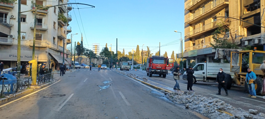 Λεωφόρος Συγγρού: Παραμένει κλειστή - Ελέγχουν τζαμαρίες και το δίκτυο φυσικού αερίου μετά την έκρηξη
