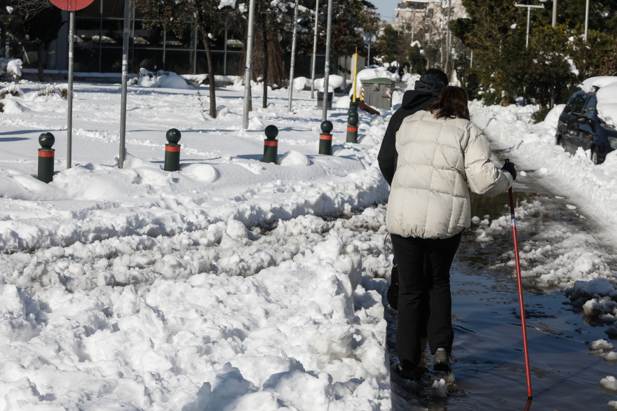 Κακοκαιρία «Ελπίς»: Χάος σε πολλούς δήμους της Αττικής -Δρόμοι παγοδρόμια, στα «κάγκελα» οι πολίτες