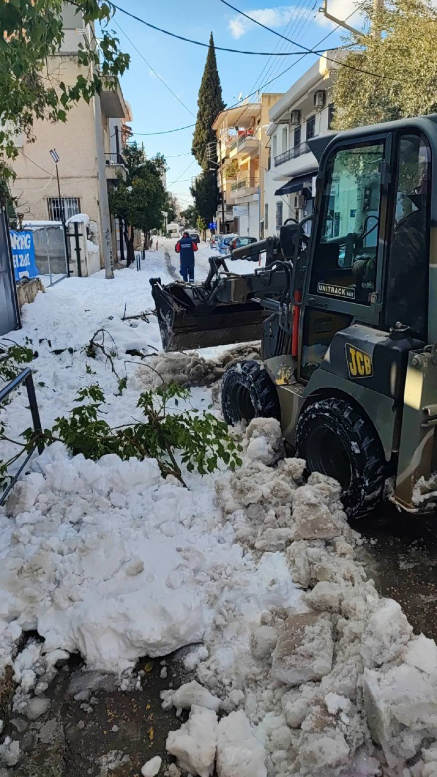 Κακοκαιρία «Ελπίς»: Η συνδρομή των Ενόπλων Δυνάμεων στον καθαρισμό της Αττικής Οδού και δρόμων στους δήμους