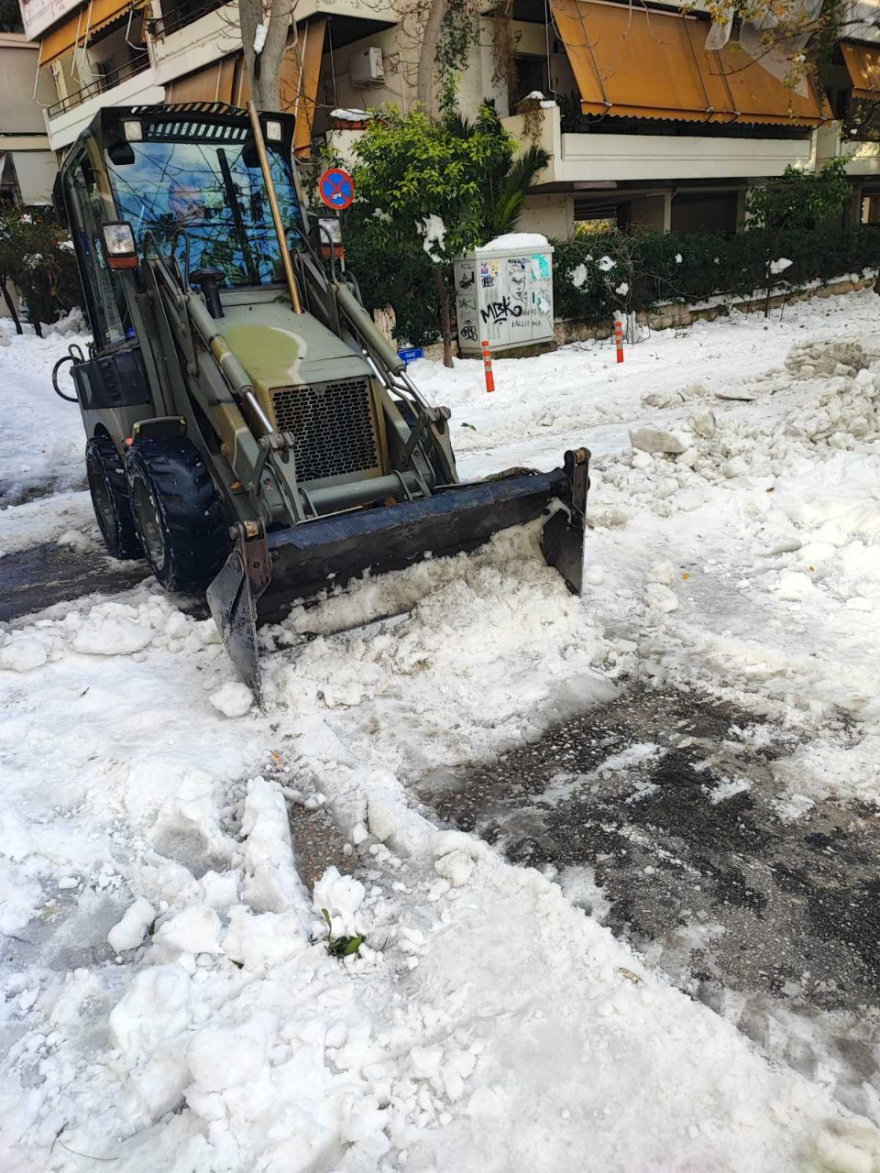 Κακοκαιρία «Ελπίς»: Η συνδρομή των Ενόπλων Δυνάμεων στον καθαρισμό της Αττικής Οδού και δρόμων στους δήμους