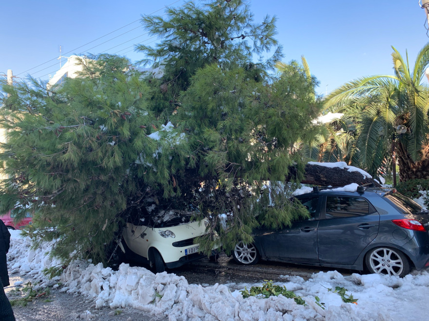 Κακοκαιρία «Ελπίς»: Χάος σε πολλούς δήμους της Αττικής -Δρόμοι παγοδρόμια, στα «κάγκελα» οι πολίτες