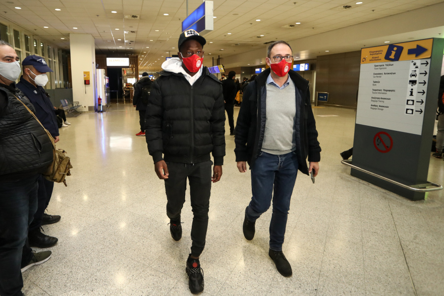 Έφτασαν στην Αθήνα για τον Ολυμπιακό οι Κεϊτά, Καρβάλιο - Δείτε βίντεο με τις πρώτες δηλώσεις τους