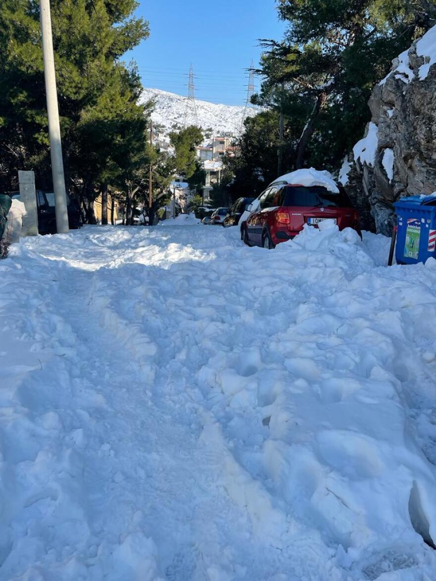 Κακοκαιρία «Ελπίς»-Χιόνια: Στην Πεντέλη οι δημότες πληρώνουν από την τσέπη τους τις μπουλντόζες