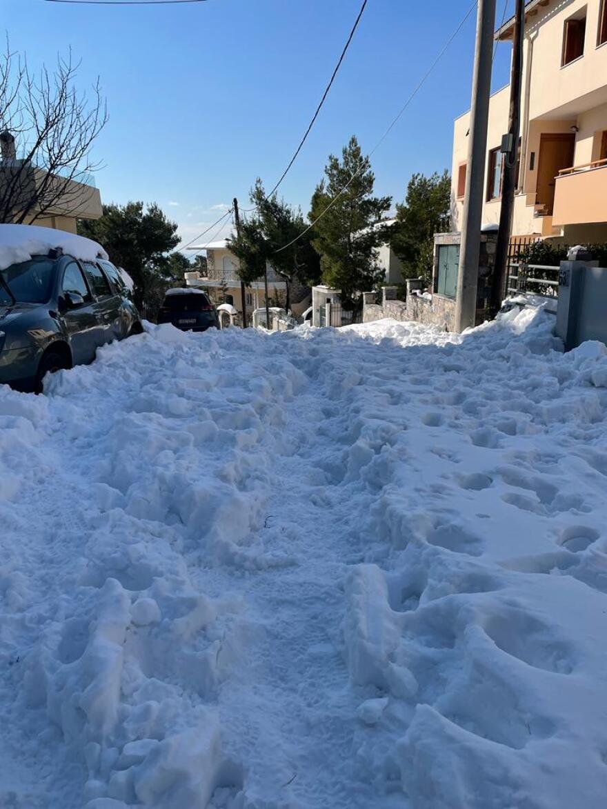 Κακοκαιρία «Ελπίς»-Χιόνια: Στην Πεντέλη οι δημότες πληρώνουν από την τσέπη τους τις μπουλντόζες