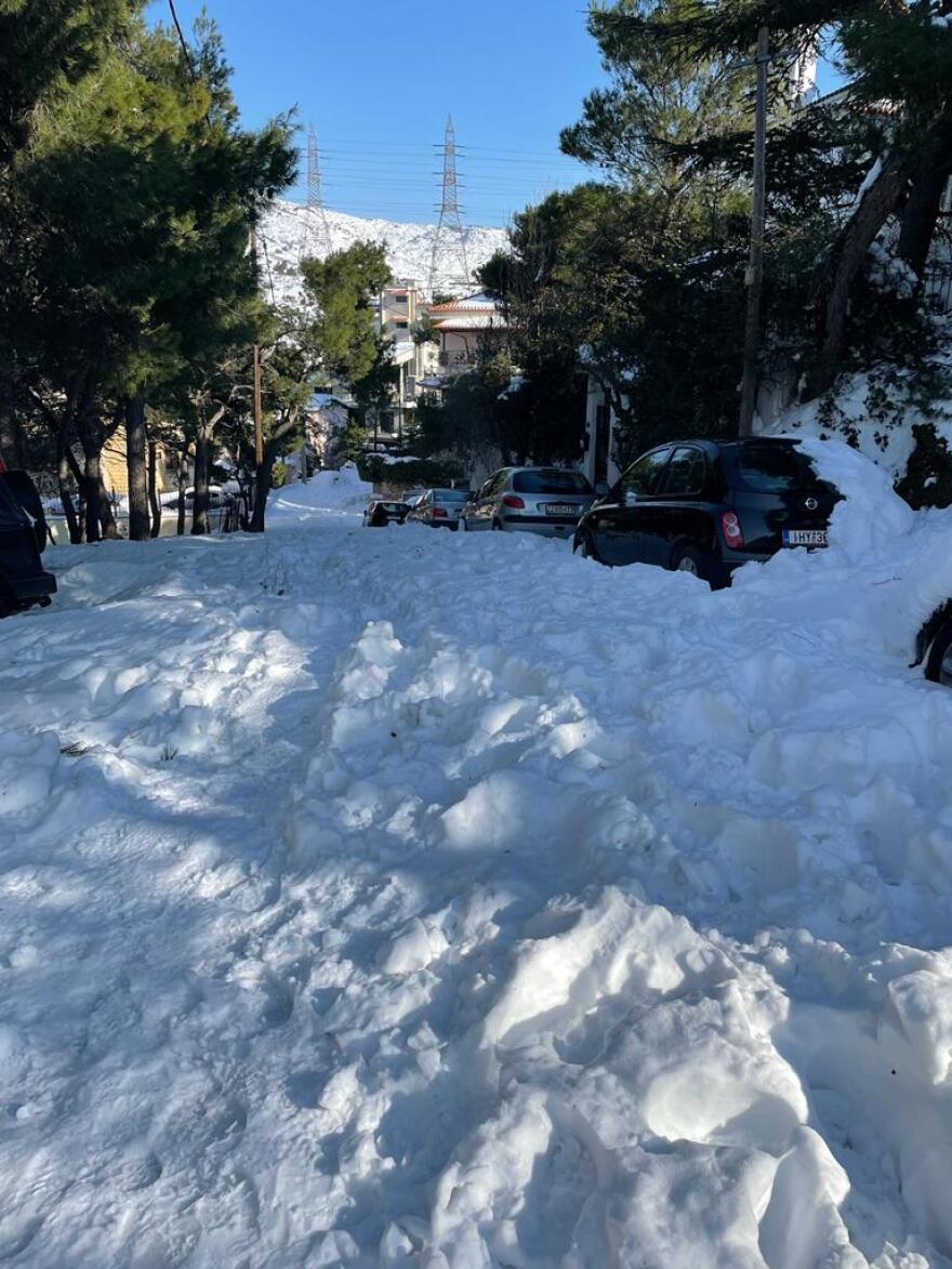 Κακοκαιρία «Ελπίς»-Χιόνια: Στην Πεντέλη οι δημότες πληρώνουν από την τσέπη τους τις μπουλντόζες