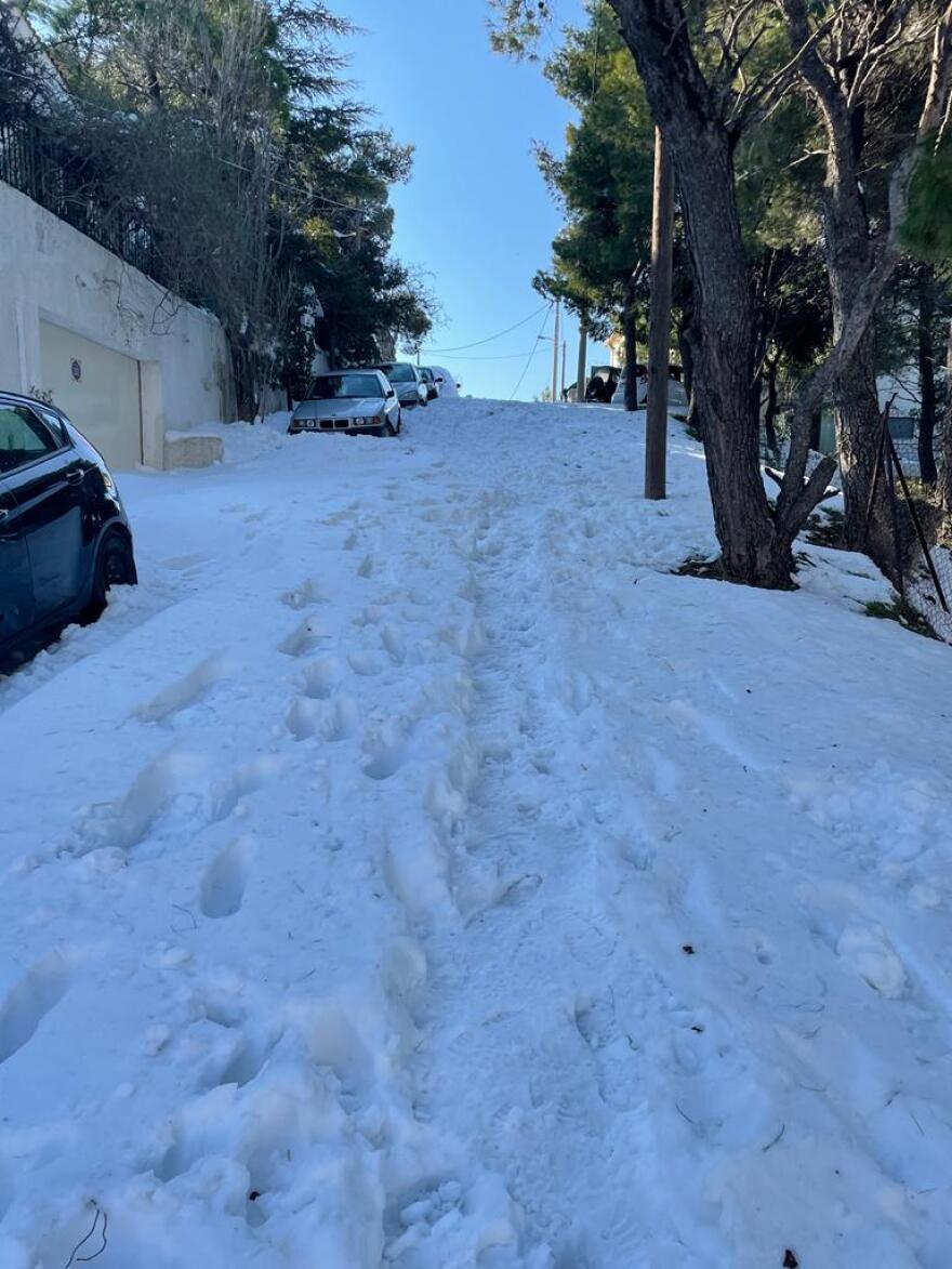 Κακοκαιρία «Ελπίς»-Χιόνια: Στην Πεντέλη οι δημότες πληρώνουν από την τσέπη τους τις μπουλντόζες