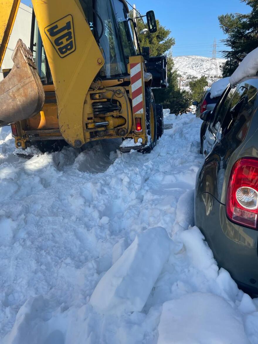 Κακοκαιρία «Ελπίς»-Χιόνια: Στην Πεντέλη οι δημότες πληρώνουν από την τσέπη τους τις μπουλντόζες