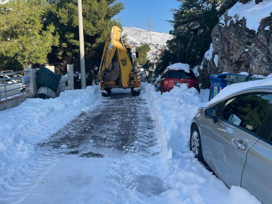 Κακοκαιρία «Ελπίς»-Χιόνια: Στην Πεντέλη οι δημότες πληρώνουν από την τσέπη τους τις μπουλντόζες