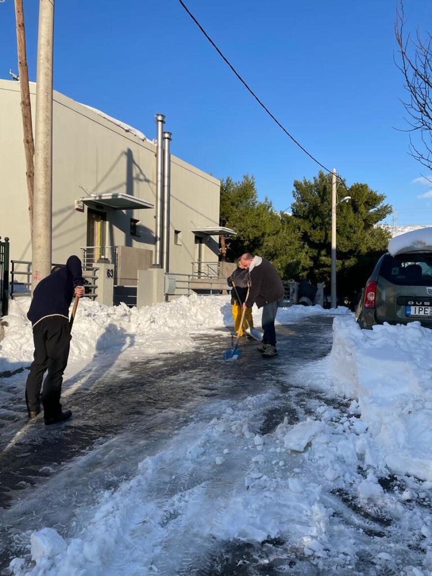 Κακοκαιρία «Ελπίς»-Χιόνια: Στην Πεντέλη οι δημότες πληρώνουν από την τσέπη τους τις μπουλντόζες