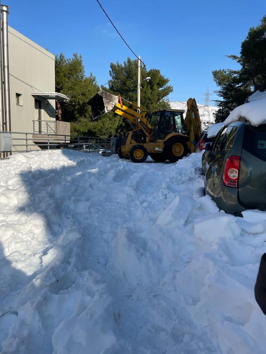 Κακοκαιρία «Ελπίς»-Χιόνια: Στην Πεντέλη οι δημότες πληρώνουν από την τσέπη τους τις μπουλντόζες