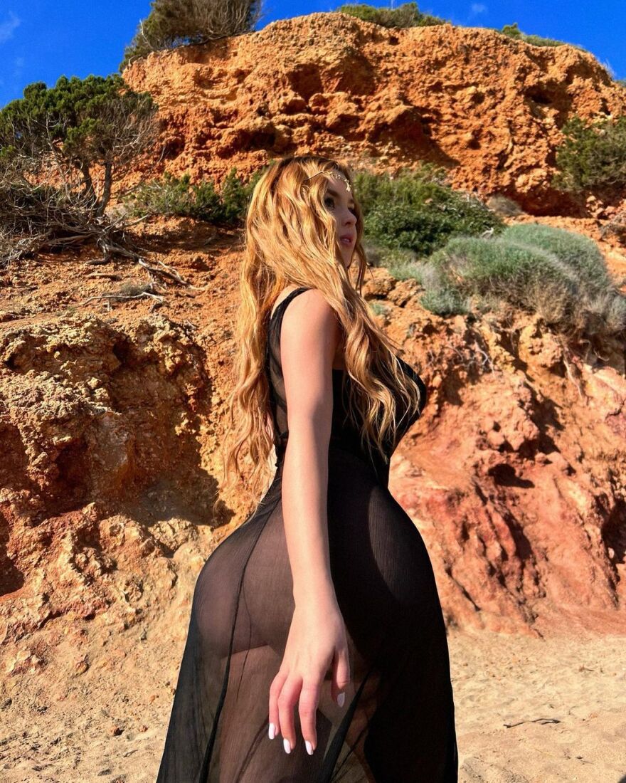 H «Βρετανίδα Καρντάσιαν» Ντέμι Ρόουζ  με διαφανές φόρεμα στην παραλία