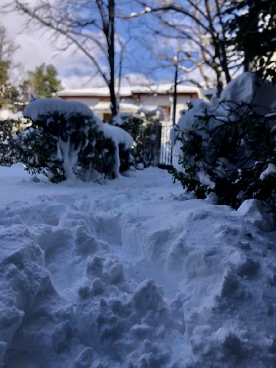 Κακοκαιρία Ελπίς-Χιόνια: Απροσπέλαστοι οι δρόμοι και τα πεζοδρόμια στην Κηφισιά