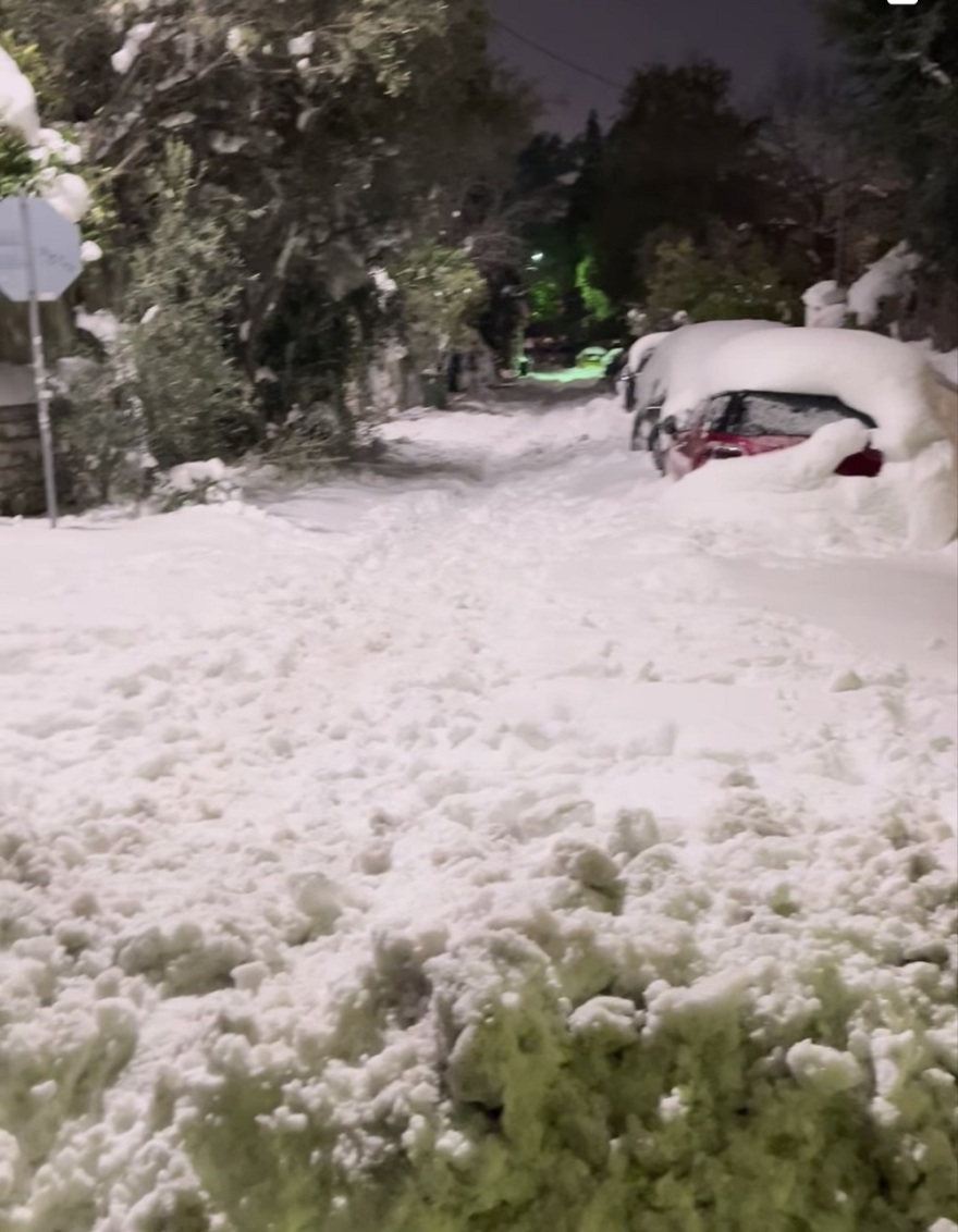 Κακοκαιρία Ελπίς-Χιόνια: Απροσπέλαστοι οι δρόμοι και τα πεζοδρόμια στην Κηφισιά