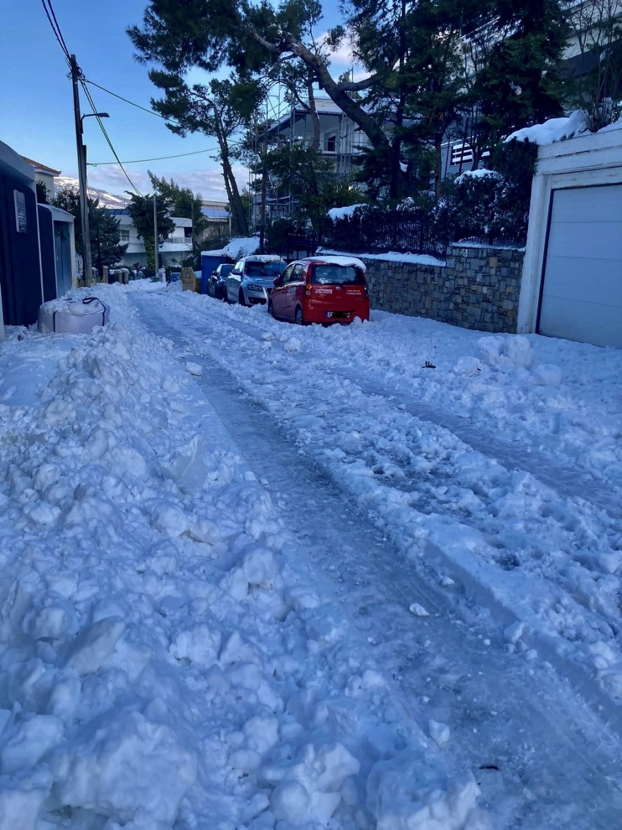Κακοκαιρία Ελπίς-Χιόνια: Απροσπέλαστοι οι δρόμοι και τα πεζοδρόμια στην Κηφισιά