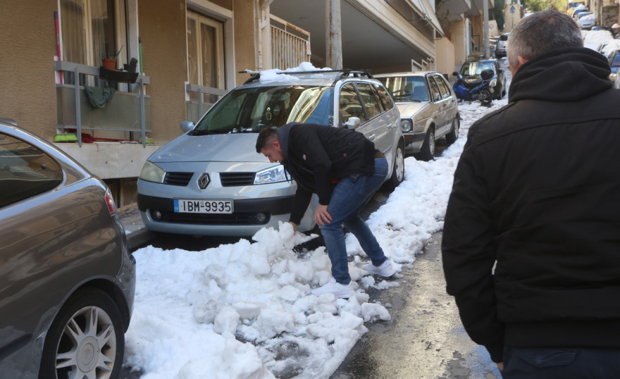 Κακοκαιρία «Ελπίδα»-Πάγος: Χάος για τέταρτη μέρα με δρόμους «παγοδρόμια» και οργισμένους πολίτες