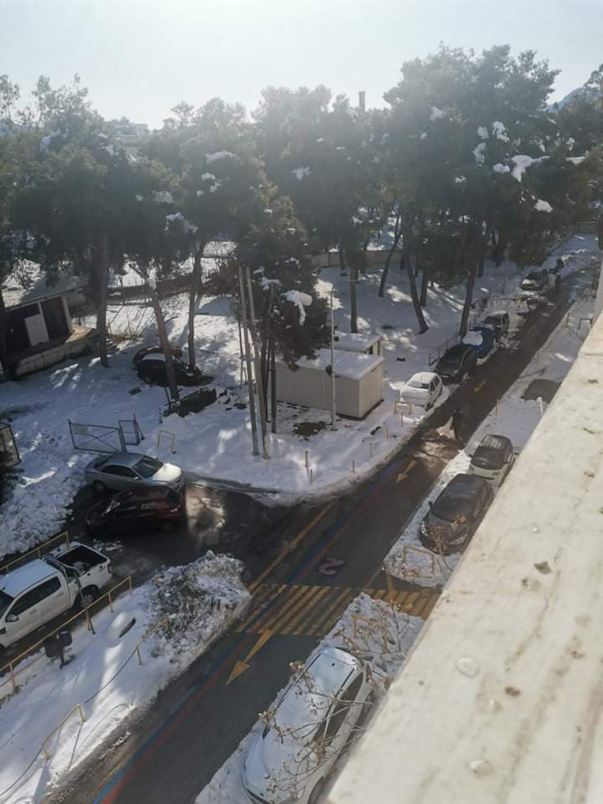 Κακοκαιρία-Χιόνια στην Αθήνα: Γιατροί και ασθενείς δεν μπορούν να πάρουν τα αυτοκίνητά τους από το νοσοκομείο «Γεννηματάς»
