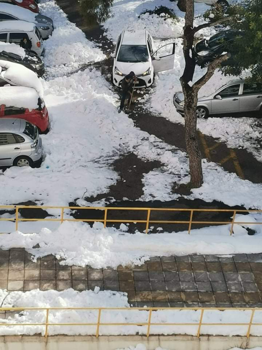 Κακοκαιρία-Χιόνια στην Αθήνα: Γιατροί και ασθενείς δεν μπορούν να πάρουν τα αυτοκίνητά τους από το νοσοκομείο «Γεννηματάς»