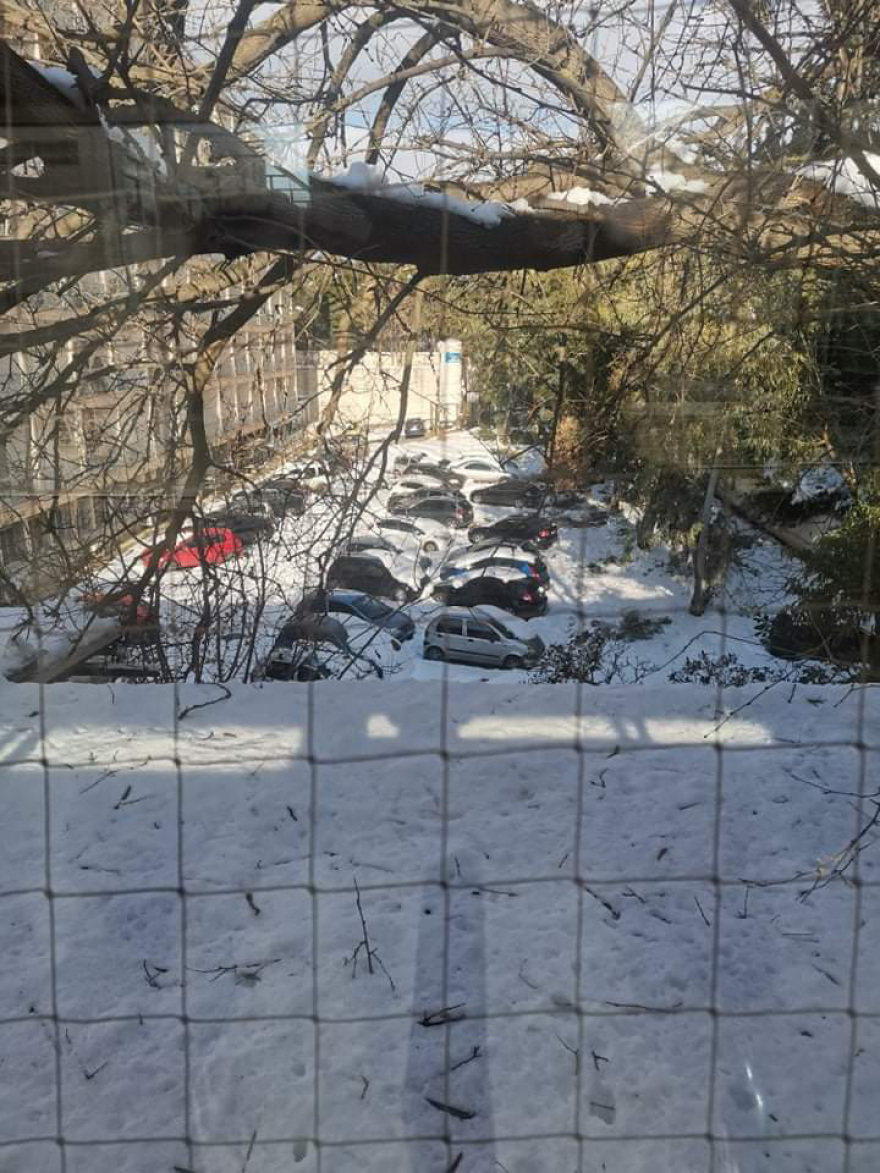 Κακοκαιρία-Χιόνια στην Αθήνα: Γιατροί και ασθενείς δεν μπορούν να πάρουν τα αυτοκίνητά τους από το νοσοκομείο «Γεννηματάς»