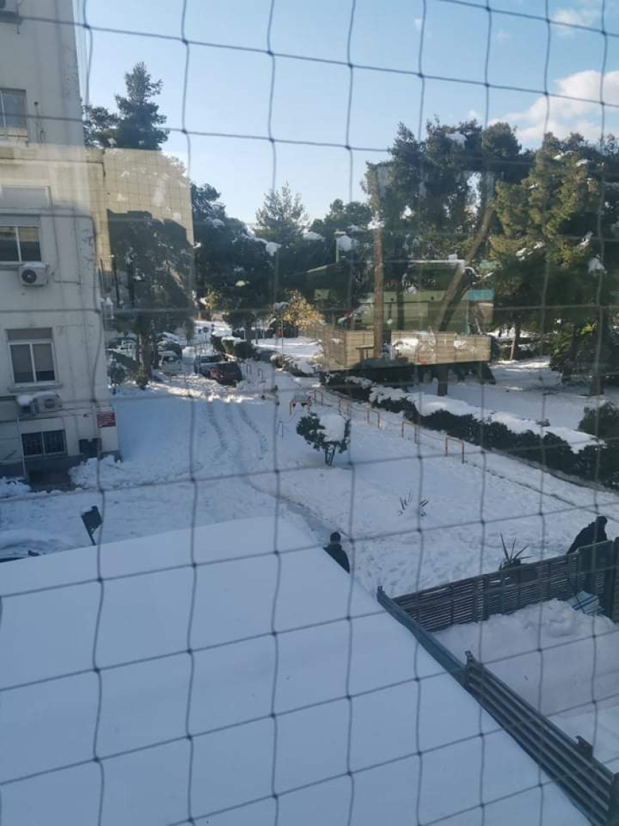 Κακοκαιρία-Χιόνια στην Αθήνα: Γιατροί και ασθενείς δεν μπορούν να πάρουν τα αυτοκίνητά τους από το νοσοκομείο «Γεννηματάς»