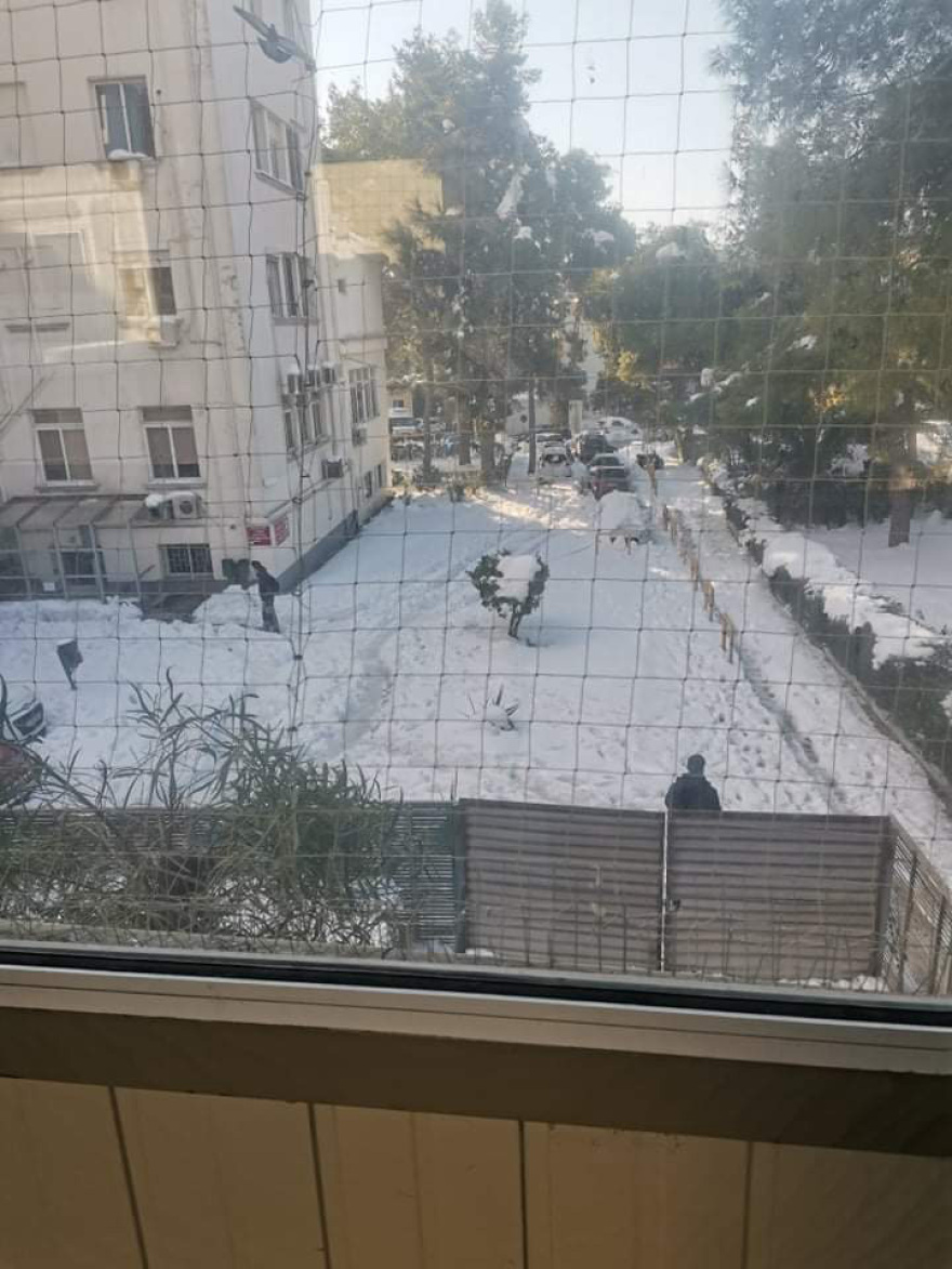 Κακοκαιρία-Χιόνια στην Αθήνα: Γιατροί και ασθενείς δεν μπορούν να πάρουν τα αυτοκίνητά τους από το νοσοκομείο «Γεννηματάς»