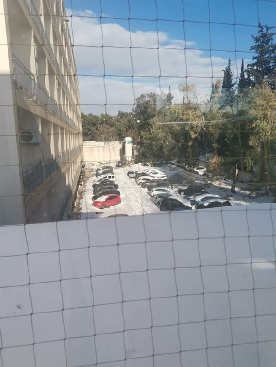 Κακοκαιρία-Χιόνια στην Αθήνα: Γιατροί και ασθενείς δεν μπορούν να πάρουν τα αυτοκίνητά τους από το νοσοκομείο «Γεννηματάς»