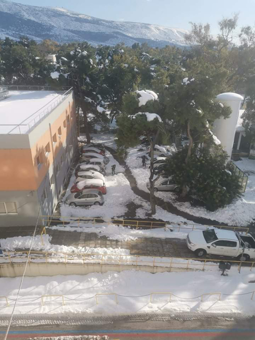 Κακοκαιρία-Χιόνια στην Αθήνα: Γιατροί και ασθενείς δεν μπορούν να πάρουν τα αυτοκίνητά τους από το νοσοκομείο «Γεννηματάς»