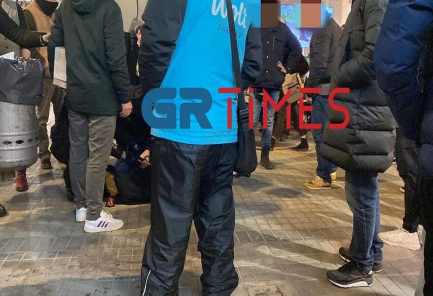 Θεσσαλονίκη: Πήγε να κλέψει κινητό και παραλίγο να τον λιντσάρουν – Τον «γλίτωσαν» οι αστυνομικοί που τον συνέλαβαν