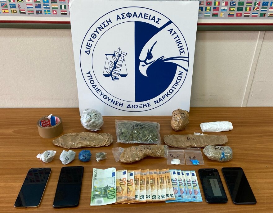 Σωφρονιστικός υπάλληλος διακινούσε ναρκωτικά στις φυλακές - Τέσσερις συλλήψεις