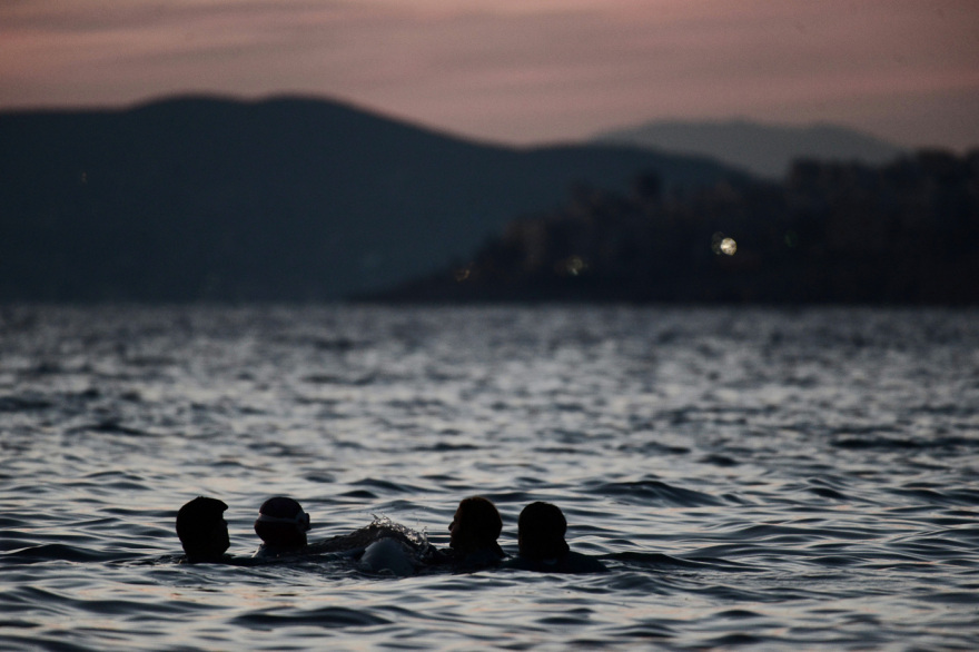 Ολονύχτια προσπάθεια σωτηρίας της μικρής φάλαινας στον Άλιμο, αγωνία για την κατάστασή της