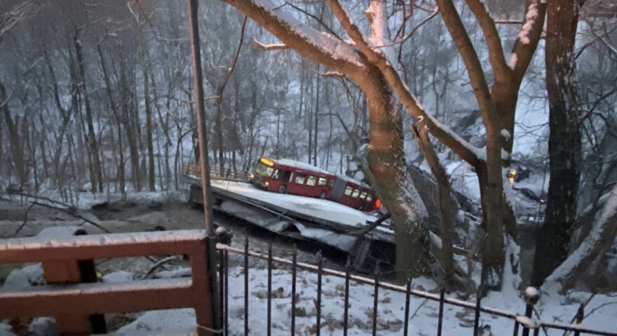 Τρομακτικές εικόνες από γέφυρα που κατέρρευσε στην Πενσυλβάνια, τουλάχιστον δέκα τραυματίες 