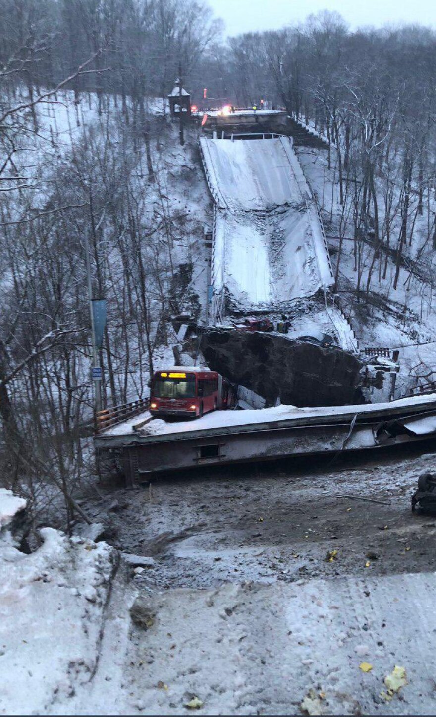 Τρομακτικές εικόνες από γέφυρα που κατέρρευσε στην Πενσυλβάνια, τουλάχιστον δέκα τραυματίες 