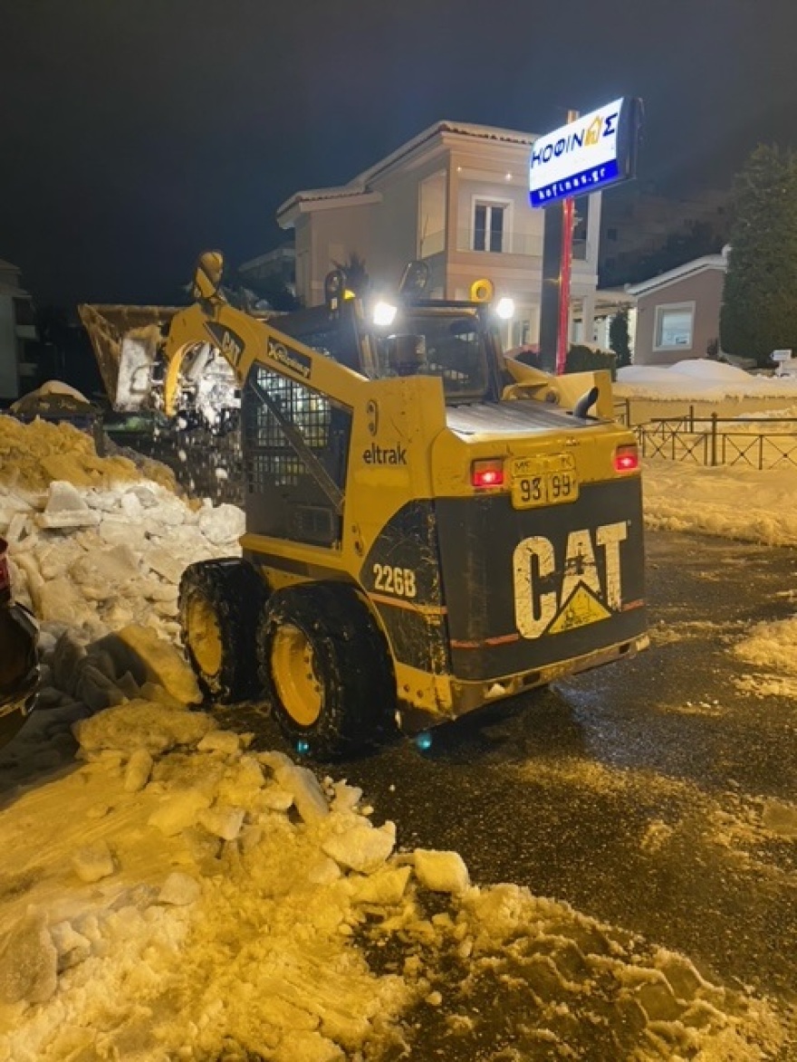 Κακοκαιρία «Ελπίς»: Και στην Αγία Παρασκευή οι δημότες πληρώνουν μπουλντόζες για να ανοίξουν τους δρόμους