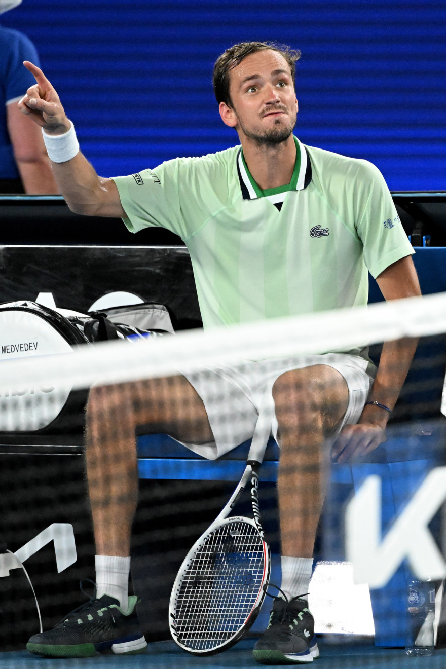 Έξαλλος με τον πατέρα του Τσιτσιπά ο Μεντβέντεφ, τα 'βαλε με τον διαιτητή: «Είσαι ηλίθιος;»