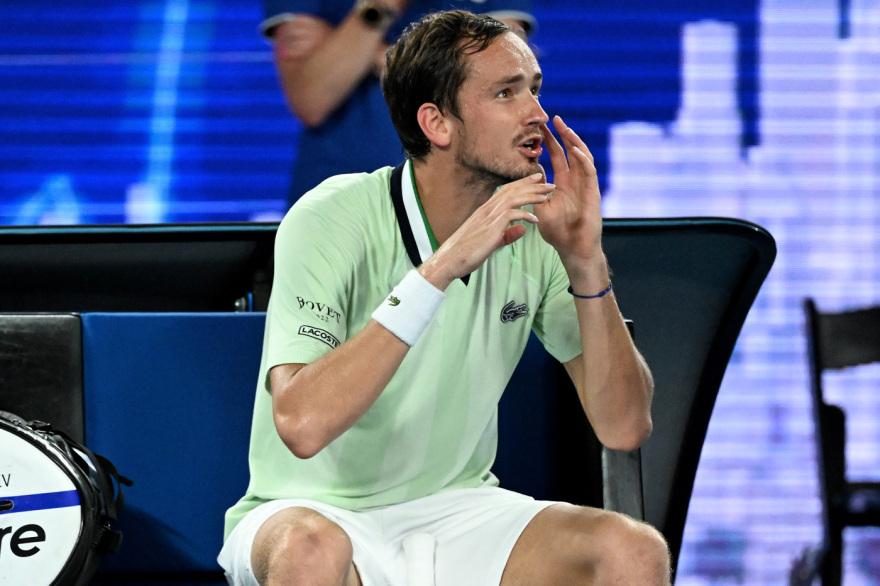 Έξαλλος με τον πατέρα του Τσιτσιπά ο Μεντβέντεφ, τα 'βαλε με τον διαιτητή: «Είσαι ηλίθιος;»