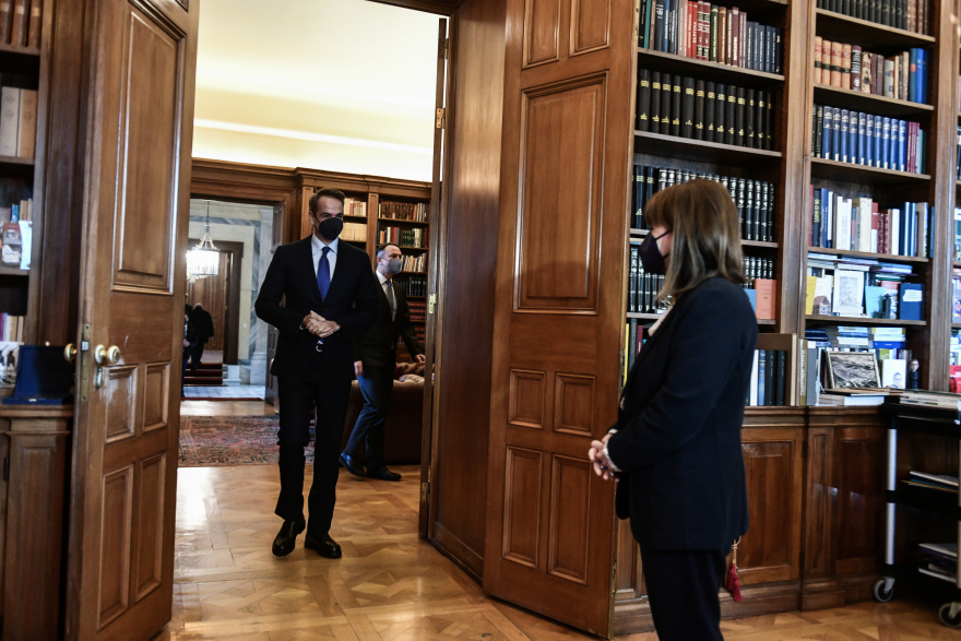 Μητσοτάκης σε Σακελλαροπούλου για κακοκαιρία: Οφείλουμε να μαθαίνουμε από τα λάθη μας