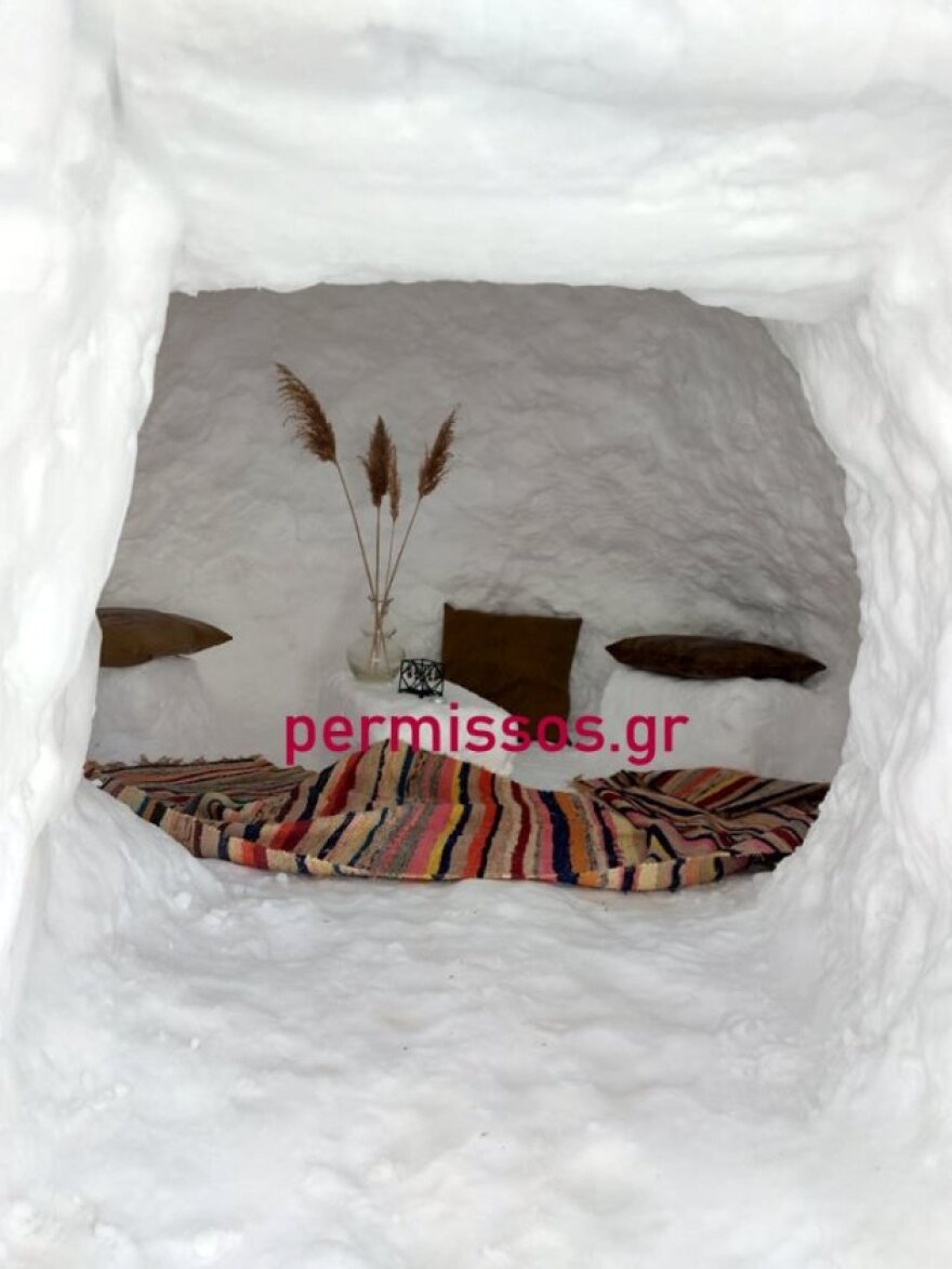 Βοιωτία: Ζευγάρι έφτιαξε ιγκλού και το γιόρτασε με κρασί! - Δείτε βίντεο και φωτογραφίες