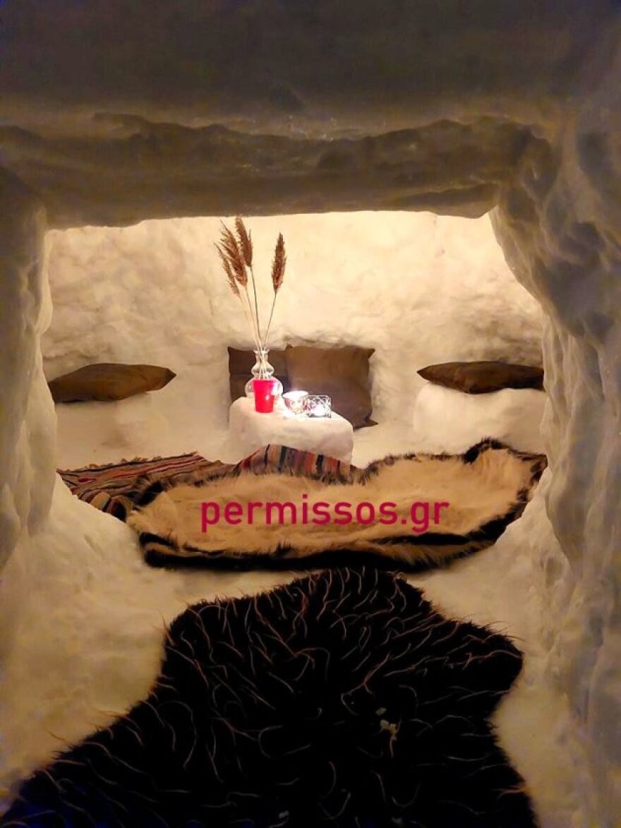 Βοιωτία: Ζευγάρι έφτιαξε ιγκλού και το γιόρτασε με κρασί! - Δείτε βίντεο και φωτογραφίες