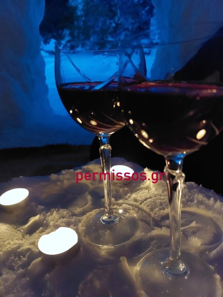 Βοιωτία: Ζευγάρι έφτιαξε ιγκλού και το γιόρτασε με κρασί! - Δείτε βίντεο και φωτογραφίες