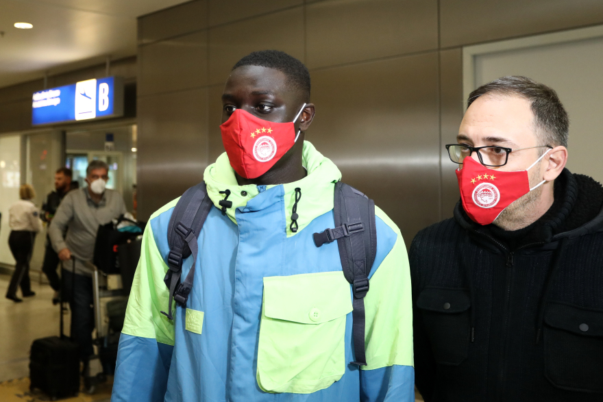 Έφτασε στην Ελλάδα για τον Ολυμπιακό ο Αμπντουλαγιέ Νταμπό 