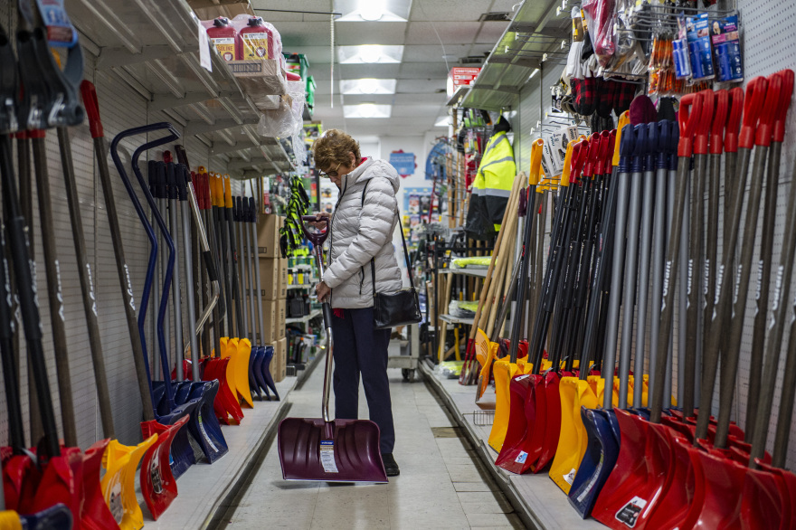 Συναγερμός ενόψει καταιγίδας στις ανατολικές ακτές των ΗΠΑ - Χιλιάδες πτήσεις ματαιώθηκαν, αδειάζουν τα σούπερ μάρκετ