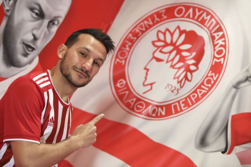 Ολυμπιακός: Ανακοίνωσε τον Ζοάο Καρβάλιο -Δείτε φωτογραφίες από τις υπογραφές