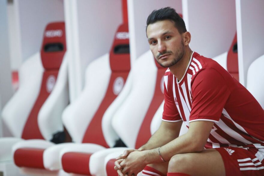 Ολυμπιακός: Ανακοίνωσε τον Ζοάο Καρβάλιο -Δείτε φωτογραφίες από τις υπογραφές