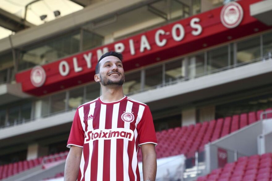 Ολυμπιακός: Ανακοίνωσε τον Ζοάο Καρβάλιο -Δείτε φωτογραφίες από τις υπογραφές