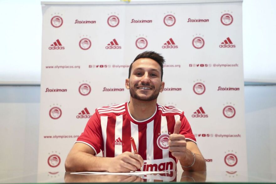 Ολυμπιακός: Ανακοίνωσε τον Ζοάο Καρβάλιο -Δείτε φωτογραφίες από τις υπογραφές